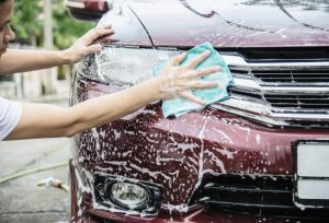 cómo limpiar el coche por fuera a mano