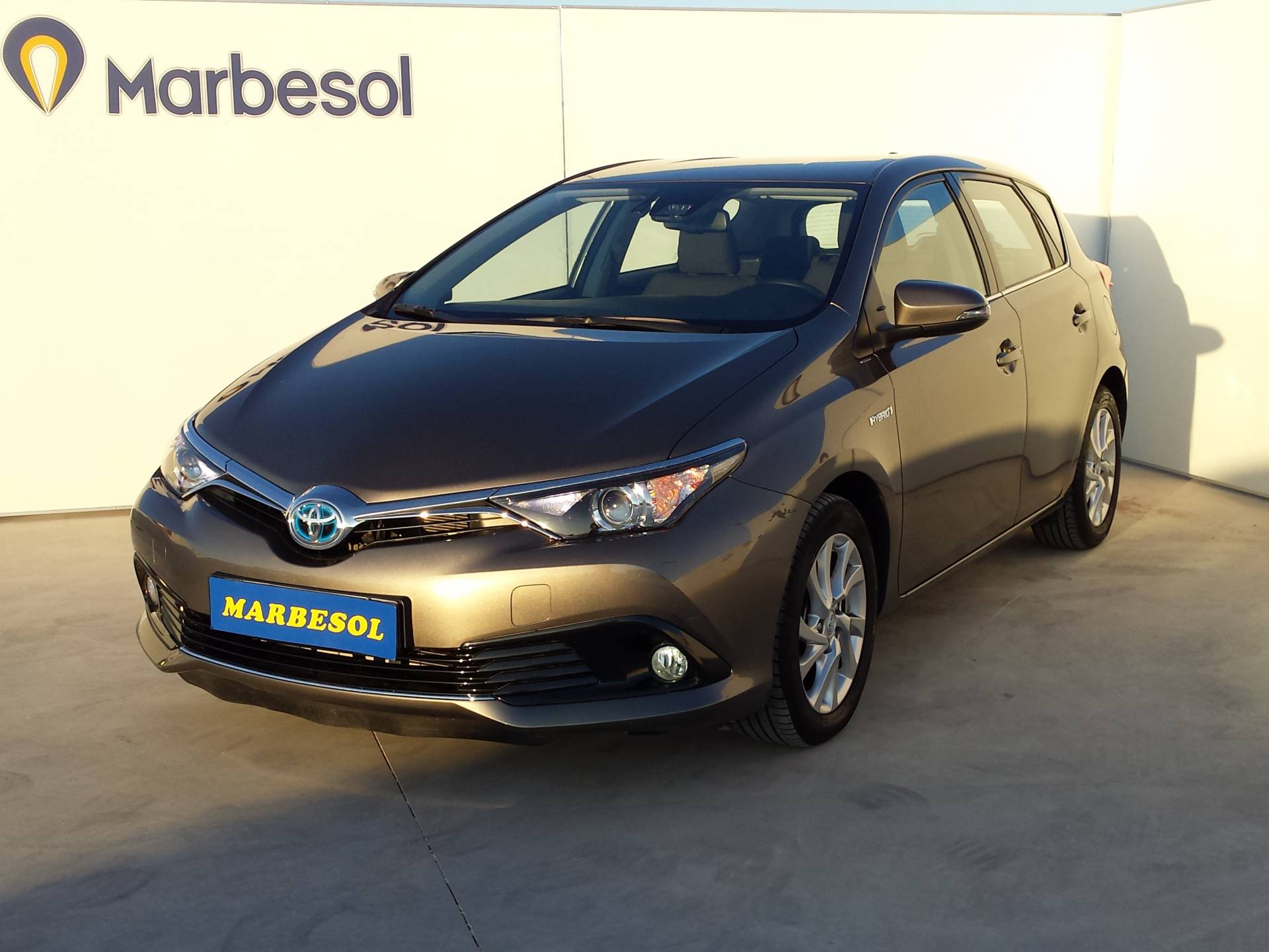 Coche de segunda mano TOYOTA AURIS 1.8 HYBRID ACTIVE 100 CV AUTO GRIS