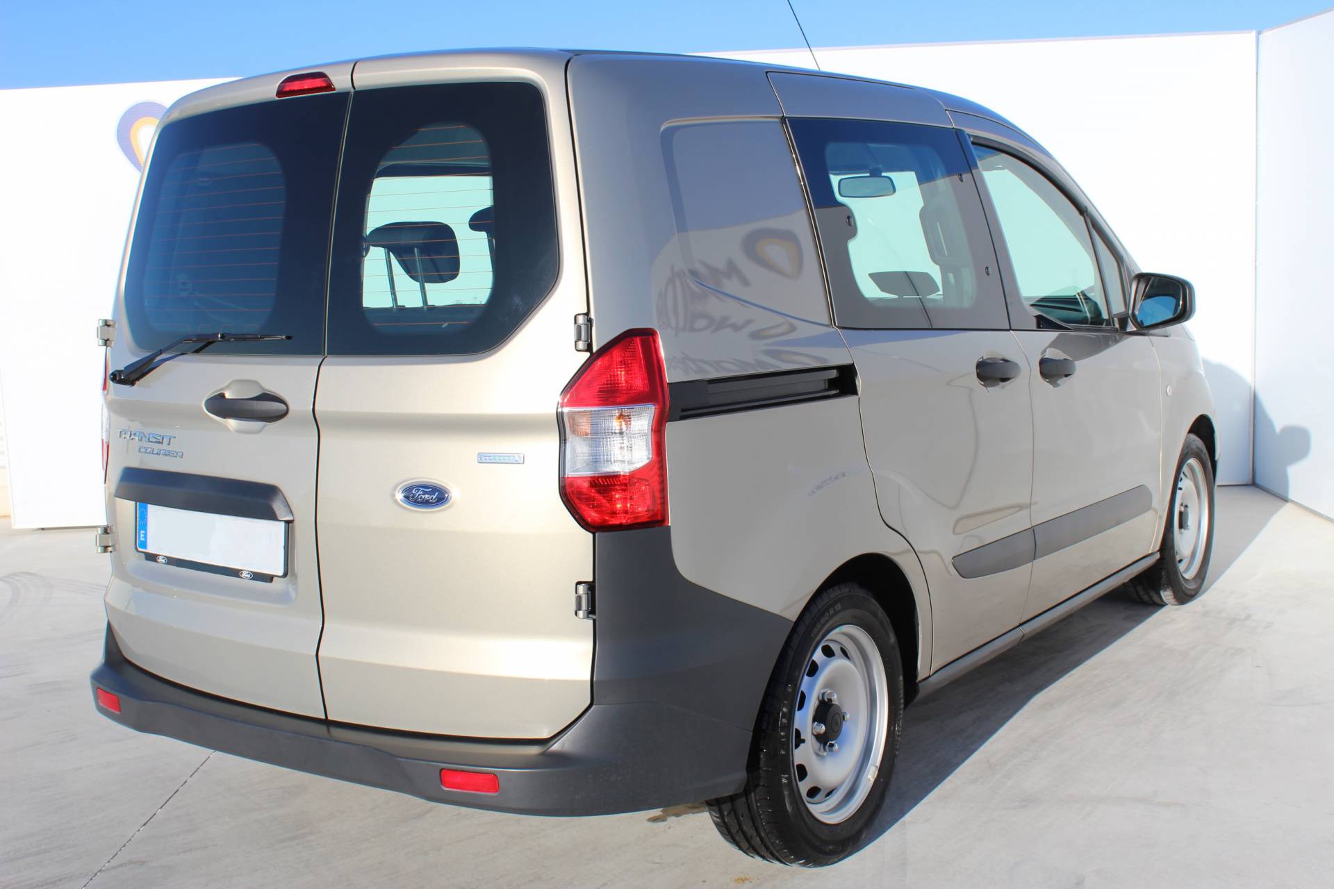 Coche de segunda mano FORD TRANSIT COURIER KOMBI 1.0 ECOBOOST PLATEADO